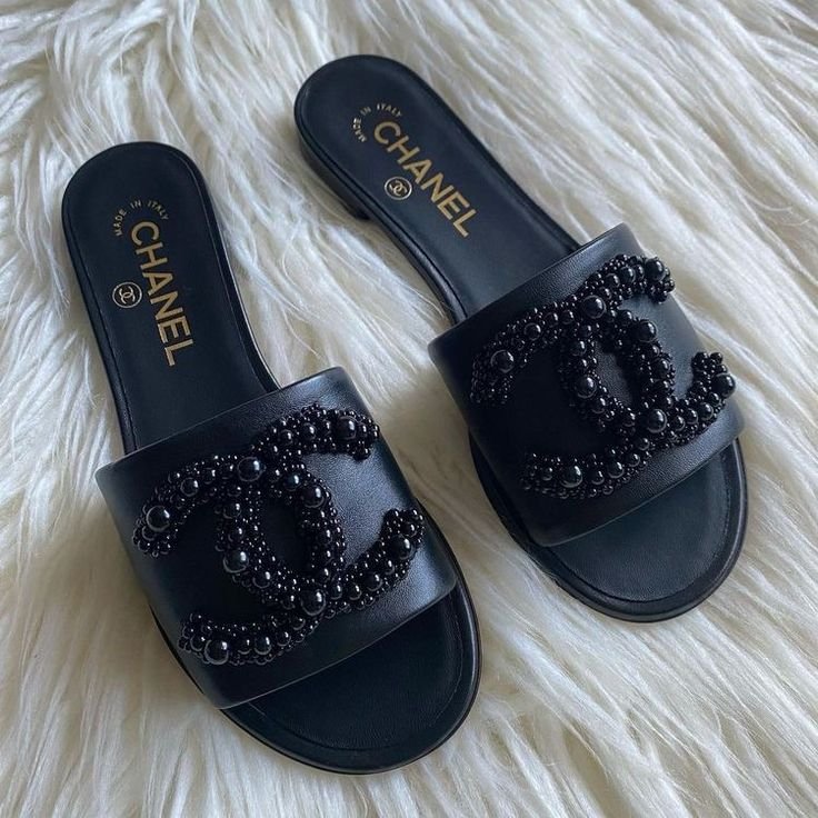Buy Chan_ell Pearl CC Logo Flat Slides - Image 3